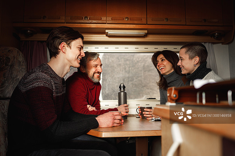 家庭房车旅行图片素材