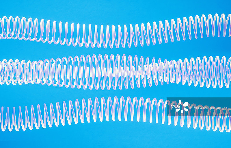 蓝色背景上的抽象线圈图片素材