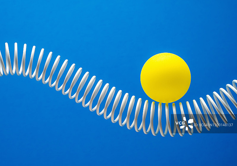 白色线圈上的黄色球图片素材