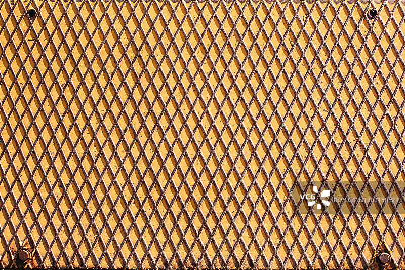 黄色金属表面与菱形图案及螺钉背景图片素材