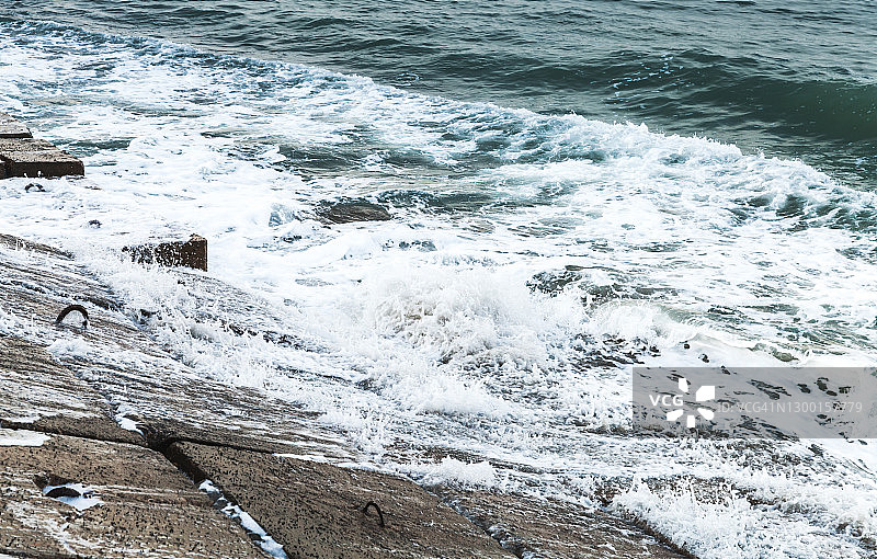 混凝土防波堤和海水，蒙塔扎海滩图片素材