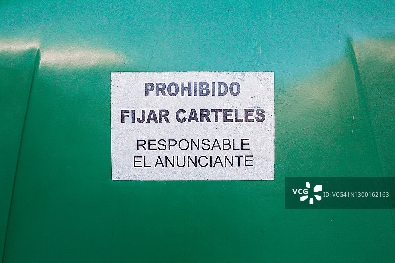 禁止在绿色背景上张贴海报的西班牙语标志图片素材