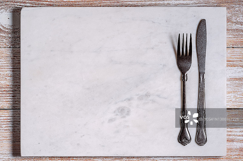 带刀叉的空大理石板图片素材
