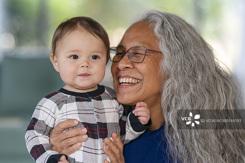 慈爱的祖母拥抱她的孙女图片素材