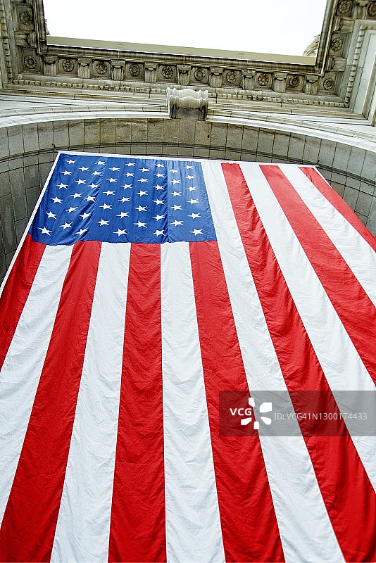 华盛顿特区建筑上的巨幅美国国旗图片素材