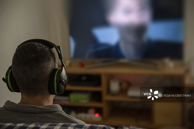 男人玩游戏机图片素材