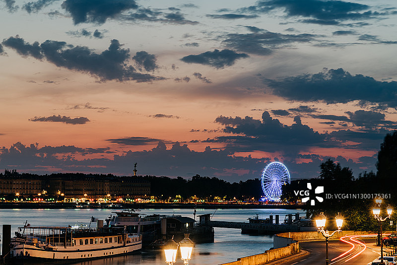 法国波尔多加龙河的黄昏景色图片素材