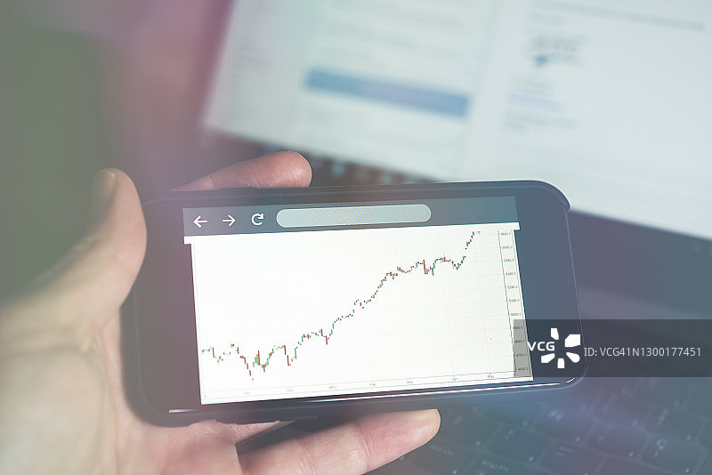 投资股票市场的女人图片素材