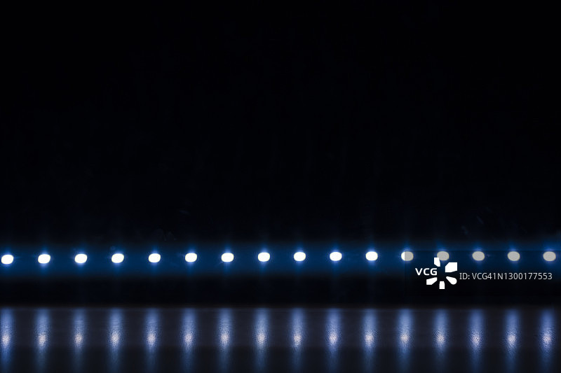 黑色背景上的一排霓虹聚光灯图片素材