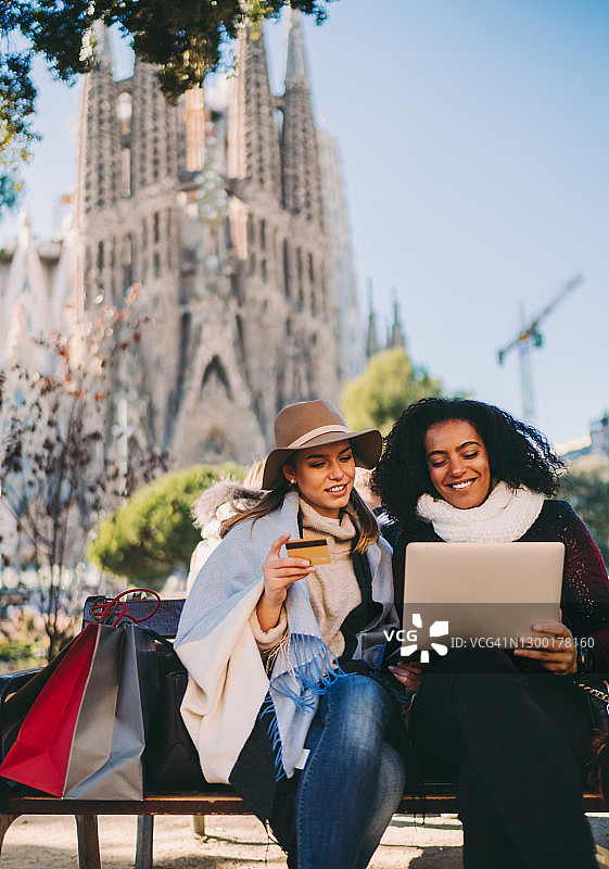 朋友们用信用卡在线购物图片素材