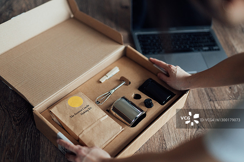 女蜡烛匠在工作室准备蜡烛制作工具图片素材