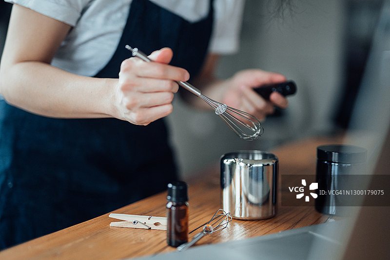 女性蜡烛匠人工作室制作香薰蜡烛特写图片素材