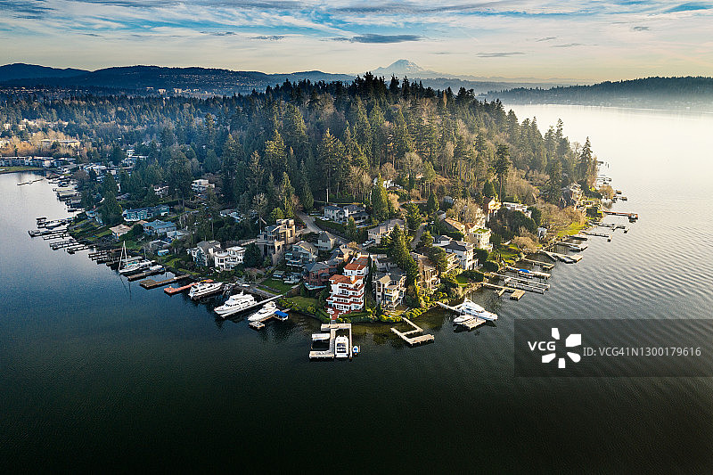 梅登鲍尔湾沿岸的豪华住宅图片素材