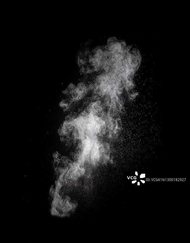 黑色背景上白色烟雾颗粒云的撞击爆炸图片素材