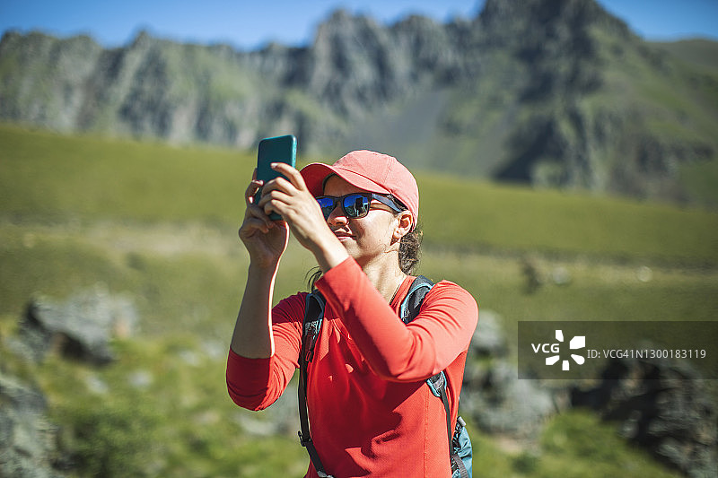 独自在山中徒步图片素材