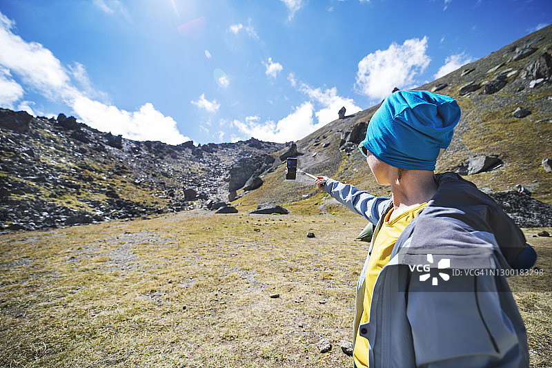 独自在山中徒步图片素材