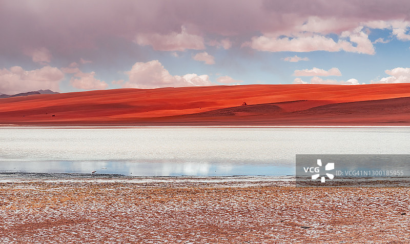 湖中红色火山和天空倒影图片素材