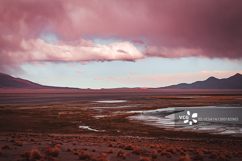 火山和盐湖的浪漫自然风光背景图片素材