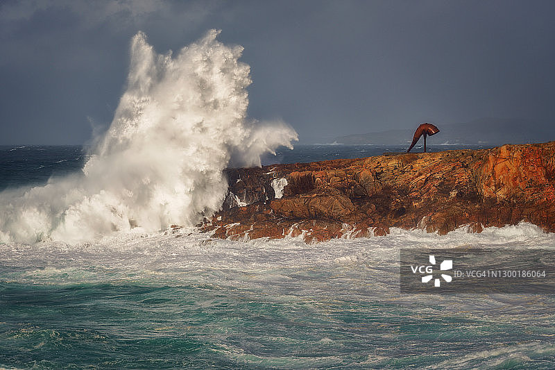 海浪冲击西班牙拉科鲁尼亚海岸图片素材