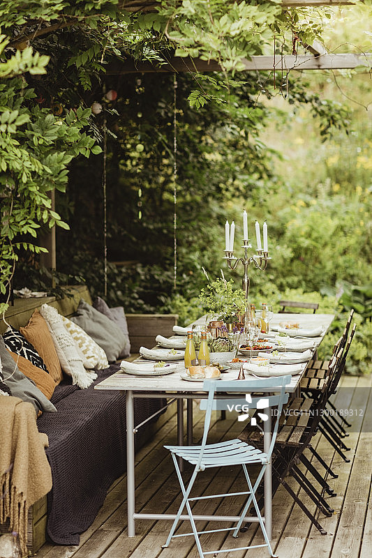 后院的晚餐聚会餐桌图片素材