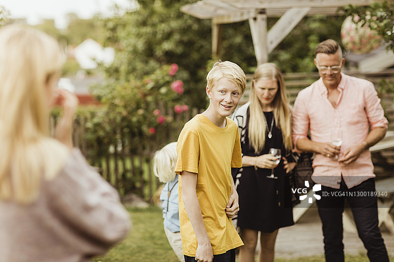 站在前院的白人家庭图片素材
