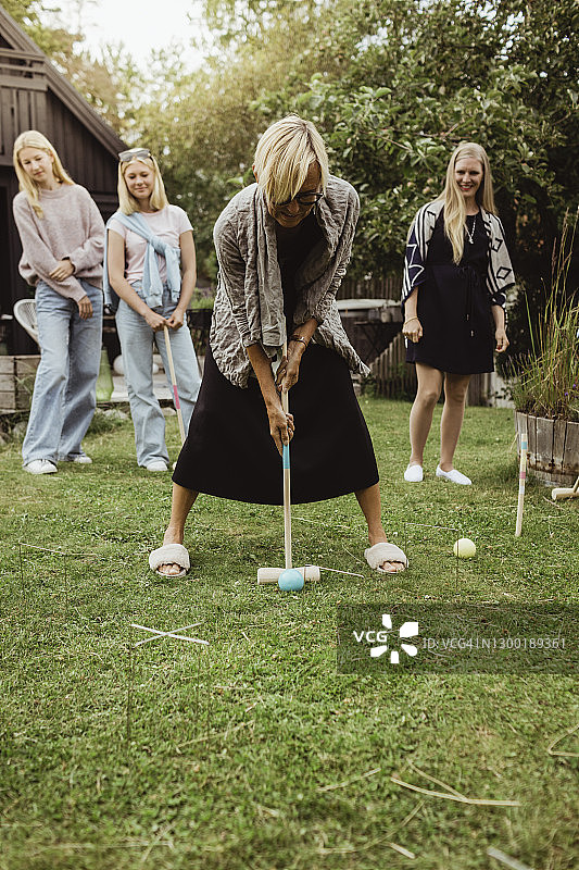 奶奶和家人在后院打马球图片素材