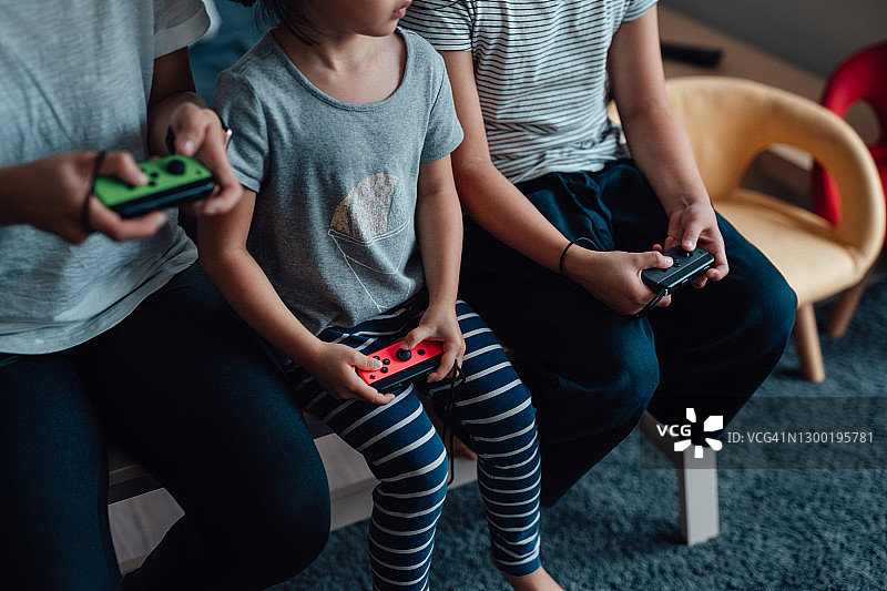 家庭玩电子游戏亲子活动图片素材