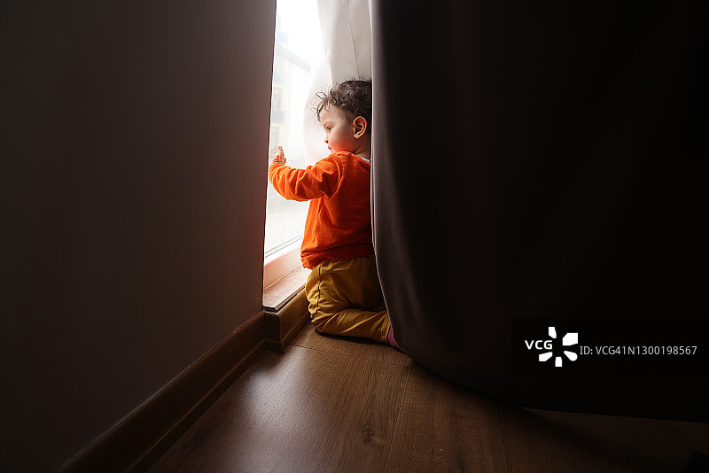 向窗外看的女婴图片素材