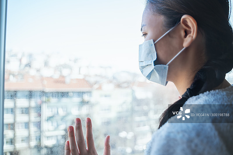 冠状病毒症状，戴口罩的Covid-19患者图片素材