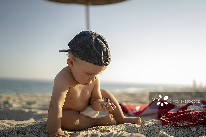 宝宝在海滩玩耍图片素材