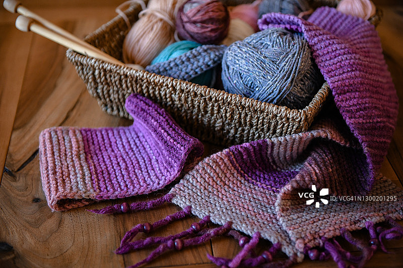 篮子里编织用品（毛线、针）和围巾图片素材