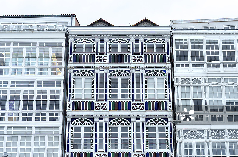 西班牙加利西亚自治区科鲁尼亚滨海大道上的玻璃阳台图片素材