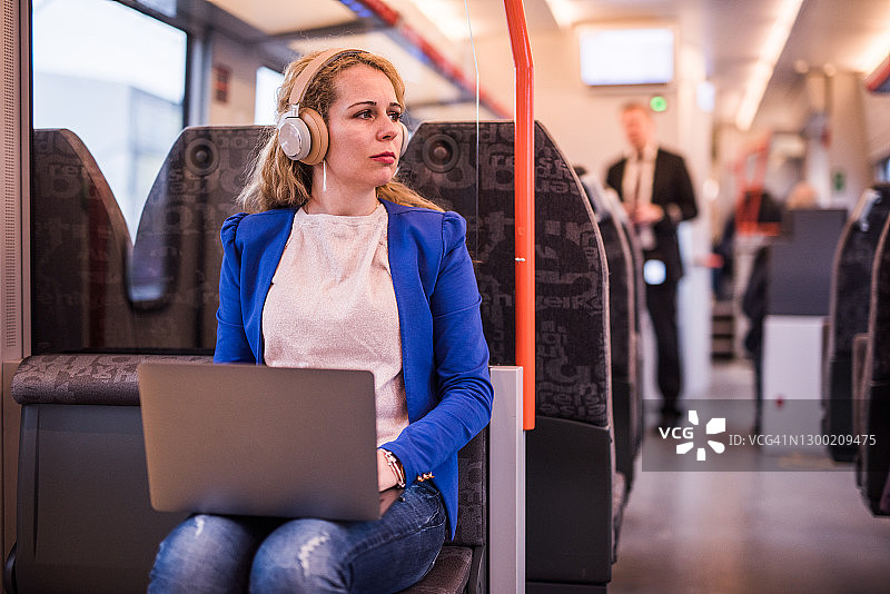 使用电脑的金发女商人图片素材