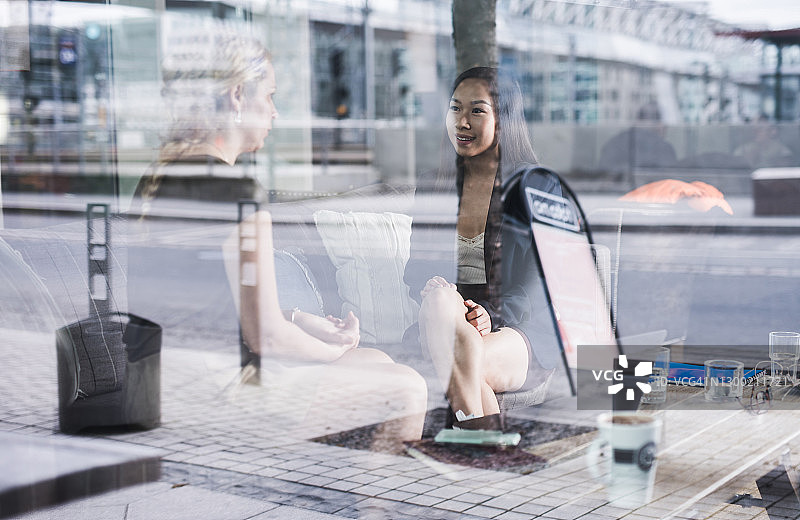 两个女朋友在咖啡馆喝咖啡图片素材