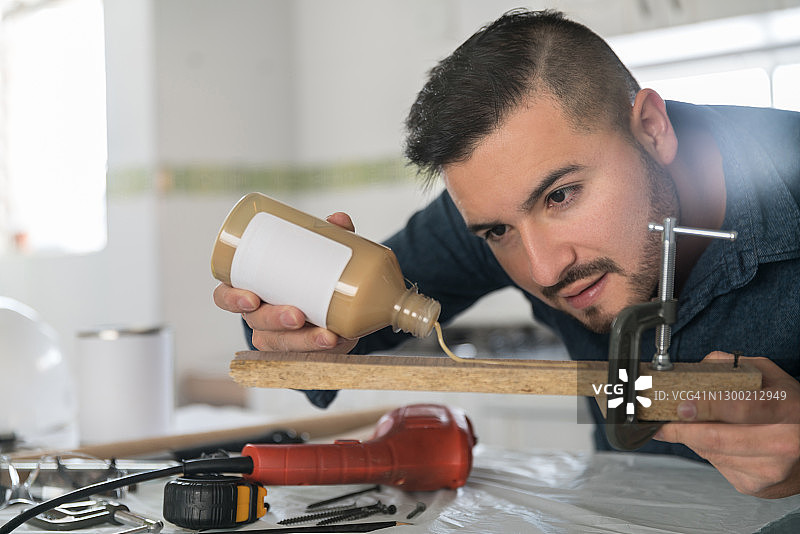 男人在家在厨房做一个DIY项目图片素材
