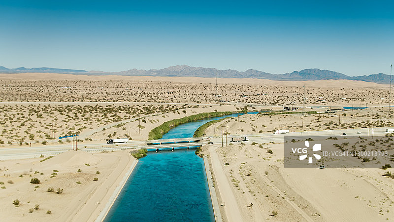 科切拉运河附近的I-8号公路，位于帝国沙丘附近 - 航拍图片素材