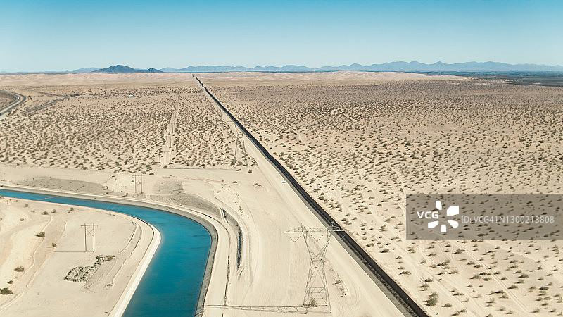 美国-墨西哥边境围栏和科切拉运河航拍图片素材