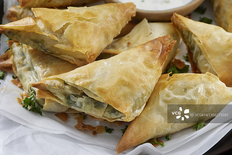 搭配酸奶黄瓜酱的菠菜派图片素材