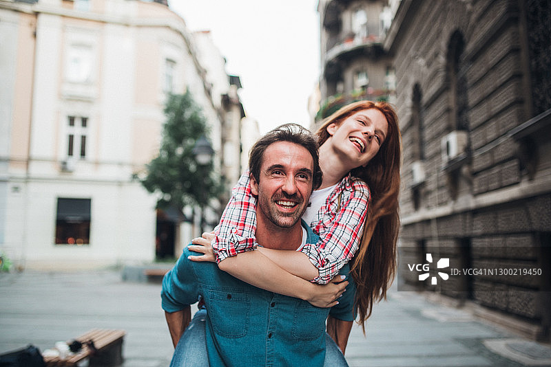 一对幸福的夫妇在度蜜月图片素材
