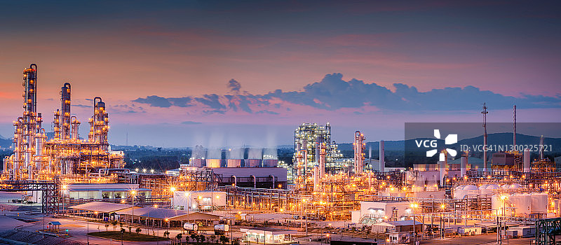 炼油厂或石化厂航拍全景：化工厂日落景象，石油天然气工业图片素材
