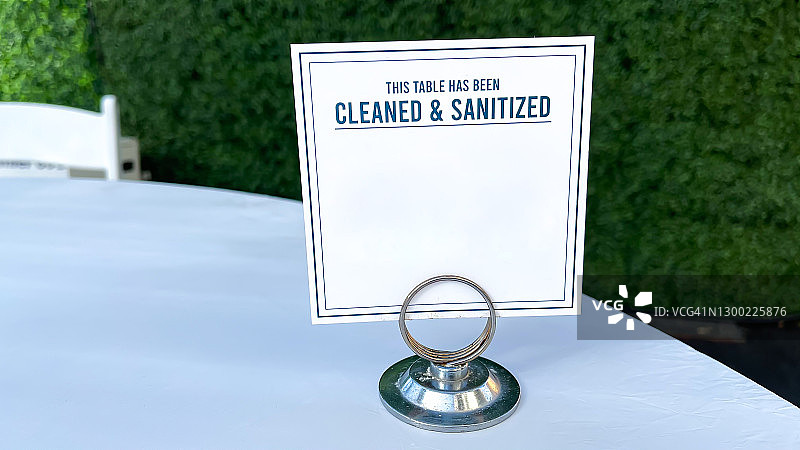 已清洁和消毒的桌子图片素材