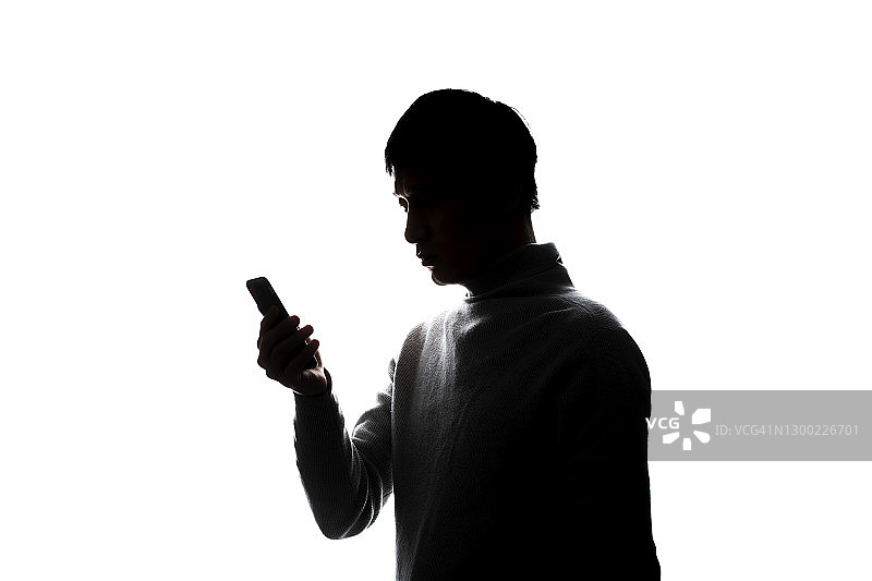 使用手机的男子剪影图片素材