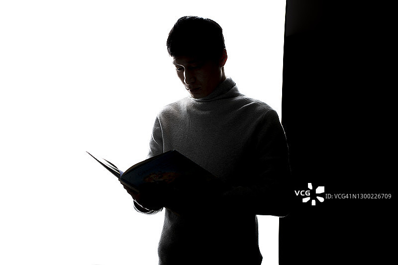 阅读书籍的男人剪影图片素材