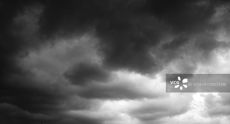 戏剧性的乌云图片素材