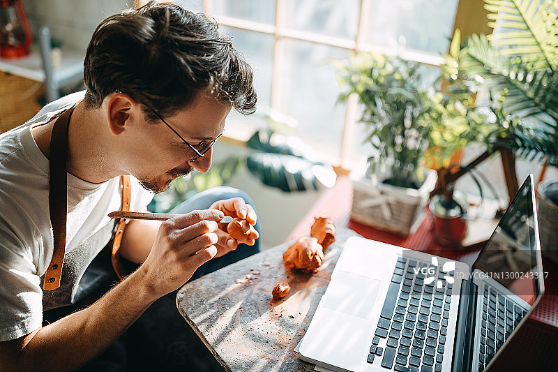 在线学习的年轻男子图片素材