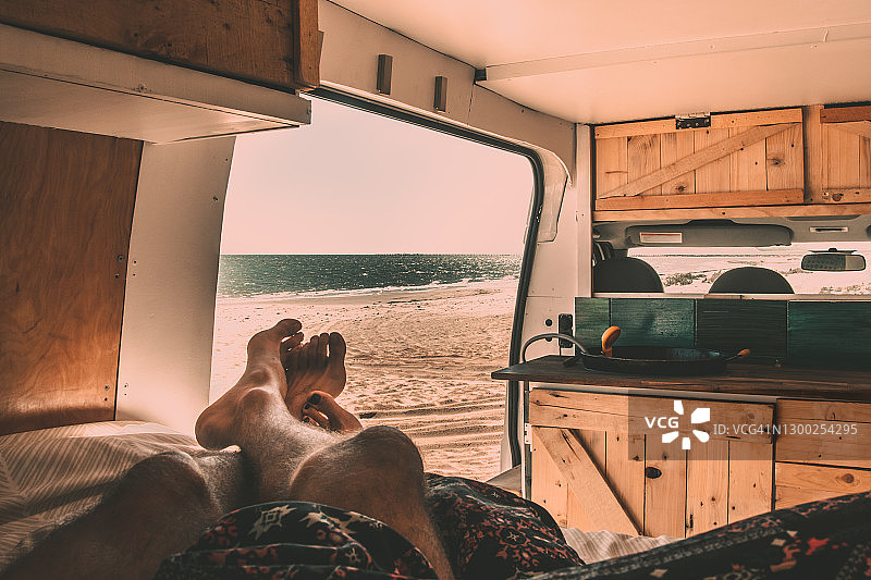 在西澳大利亚卡纳封的露营车中享受海滩上的慵懒午后图片素材