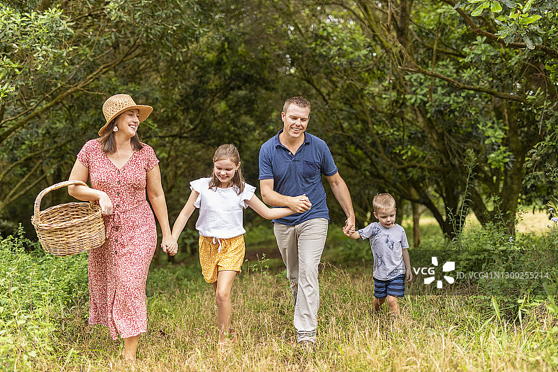 一家人在澳洲坚果园里散步图片素材