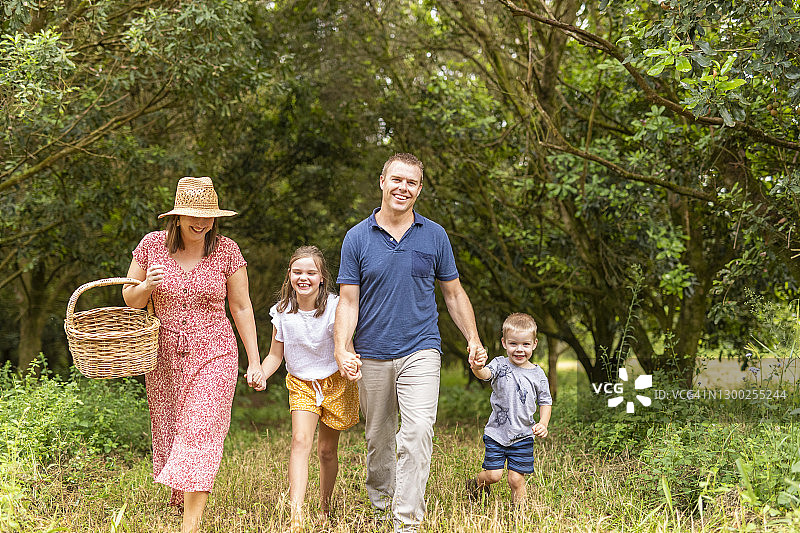 一家人在澳洲坚果园里散步图片素材