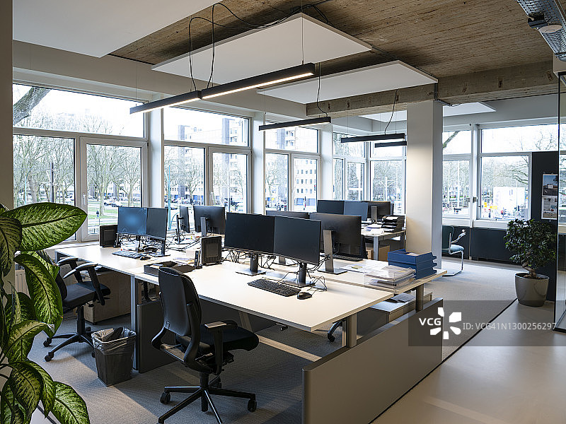 空旷现代阁楼办公室的内部图片素材