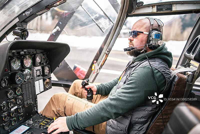 直升机驾驶舱内的飞行员进行飞行前检查图片素材